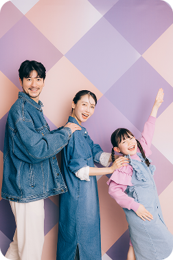 パステル背景で撮影する親子