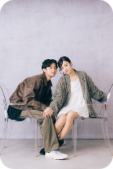 笑顔で撮影するカップル