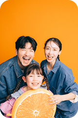 オレンジ色の背景で元気一杯の親子