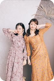 お揃いのポーズで撮影する友達同士