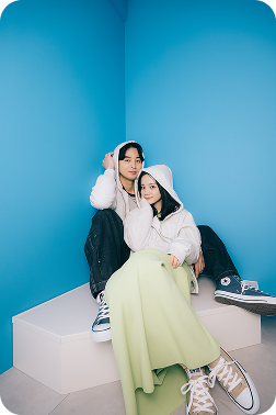 おしゃれな背景で撮影するカップル