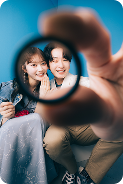 結構指輪越しに撮影するカップル