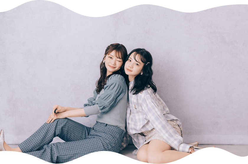 仲良く寄り添いながら撮影をする二人の女性