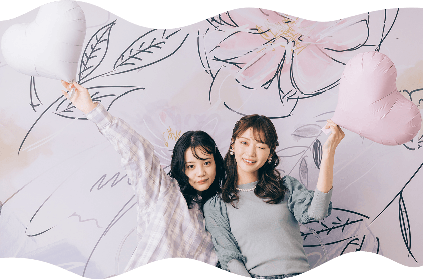 お揃いのクッションを持った友人同士の女性たち