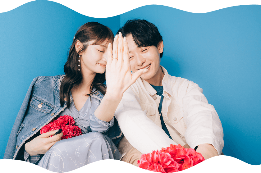 ハートのバルーンを持つ小さな女の子