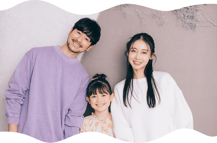 ハートのバルーンを持つ女子高生たち