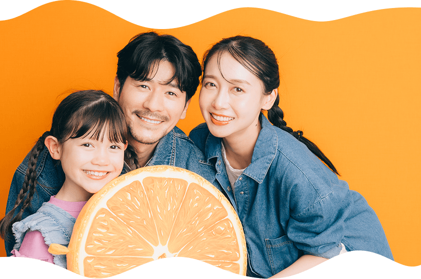 指輪越しに微笑むカップル